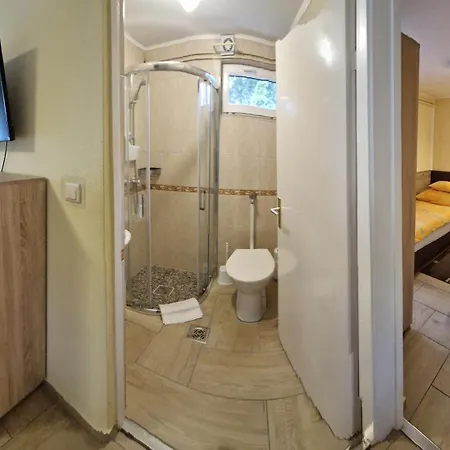 Boglarka Apartmanhaz 메조코베스드