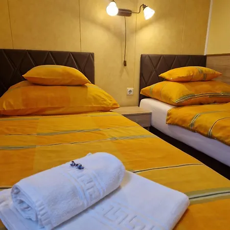 Boglarka Apartmanhaz 메조코베스드