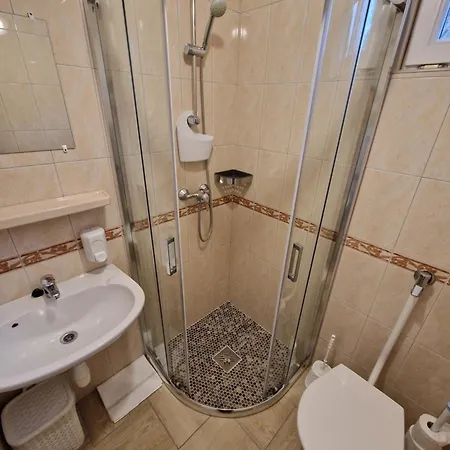 Boglarka Apartmanhaz 메조코베스드